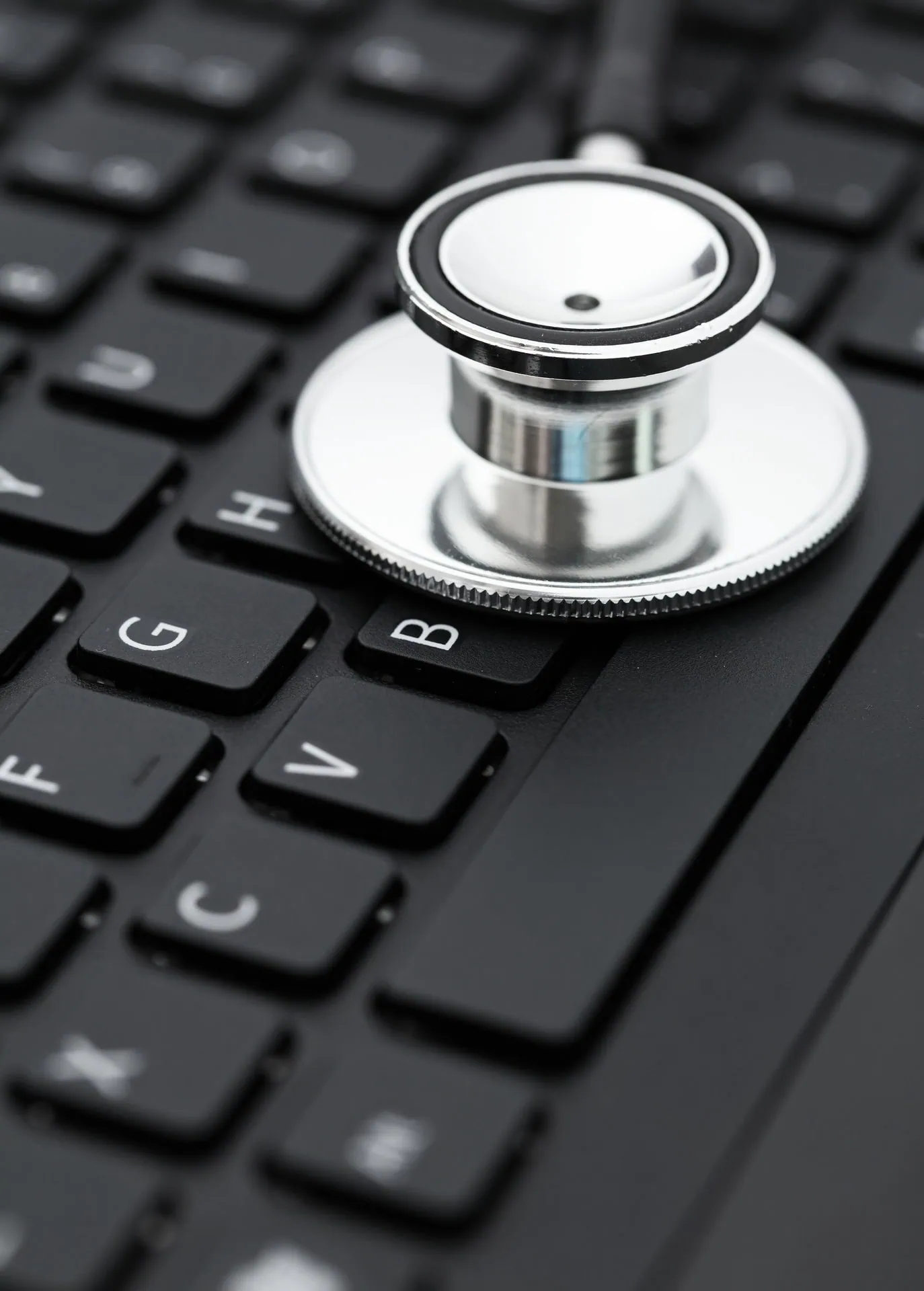 Webseite Wartung_Tastatur mit Stetoskop_hochformat
